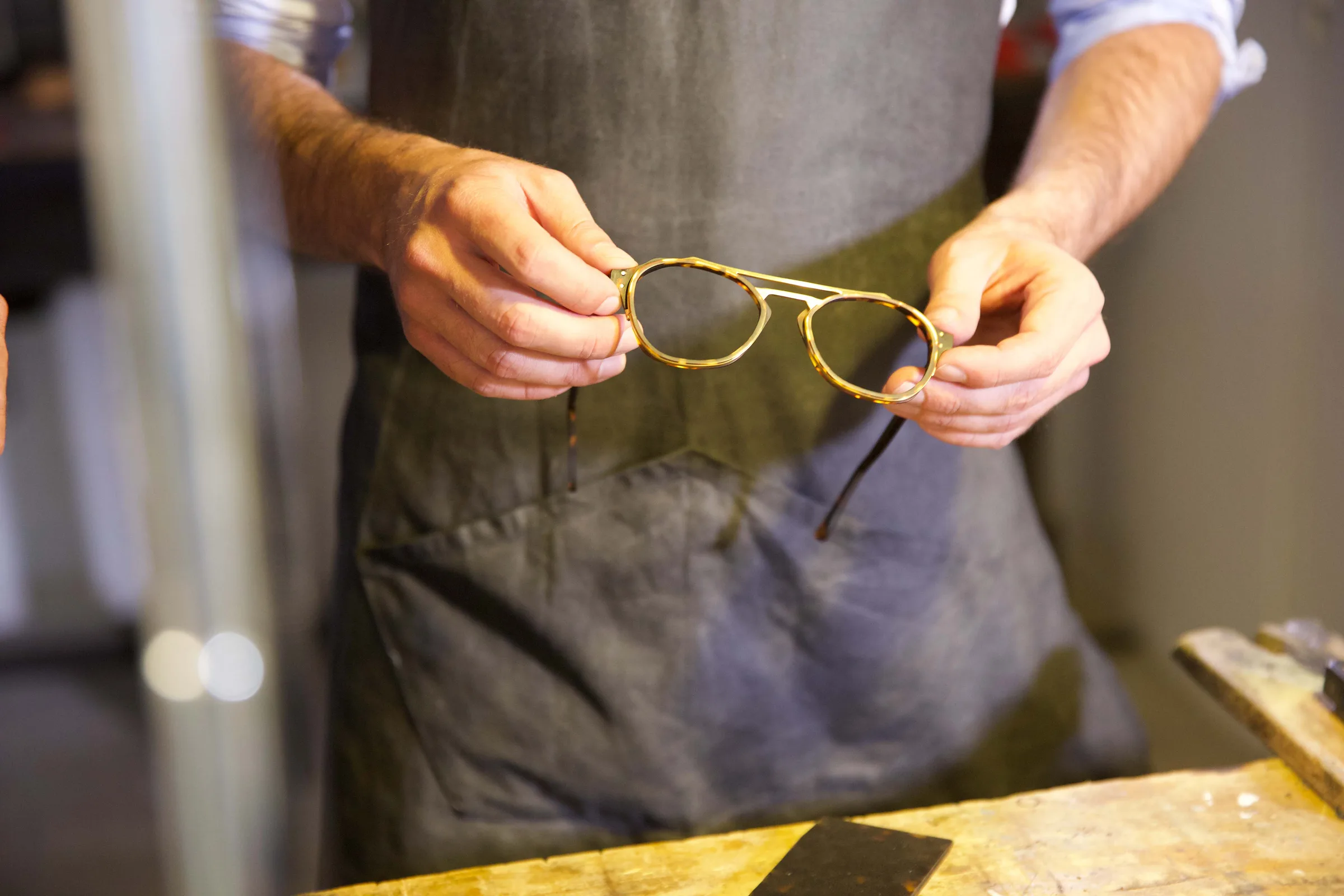 Jérôme Aupin crafting a metal frame