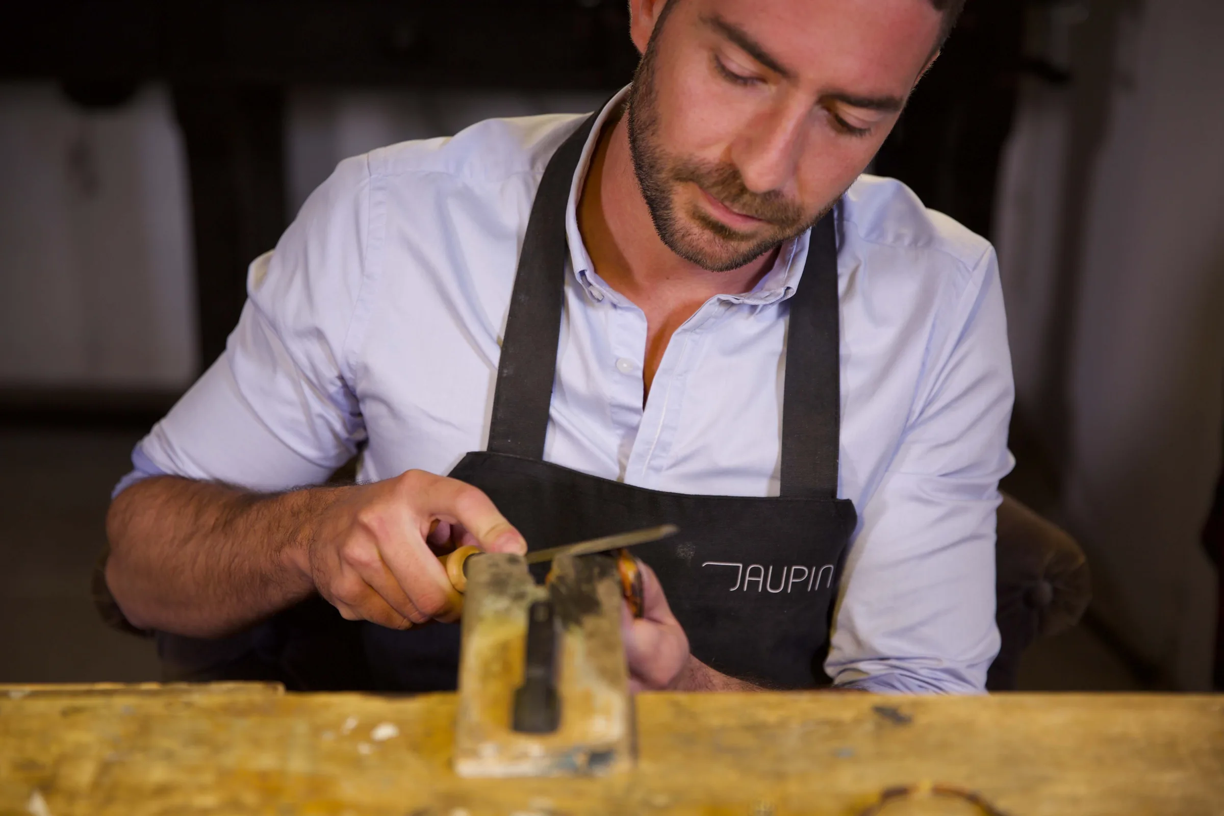 Jérôme Aupin filing a bespoke frame by hand